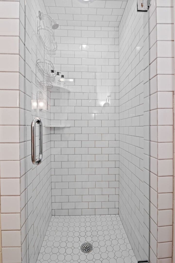 Upper Level Bath w/ Shower