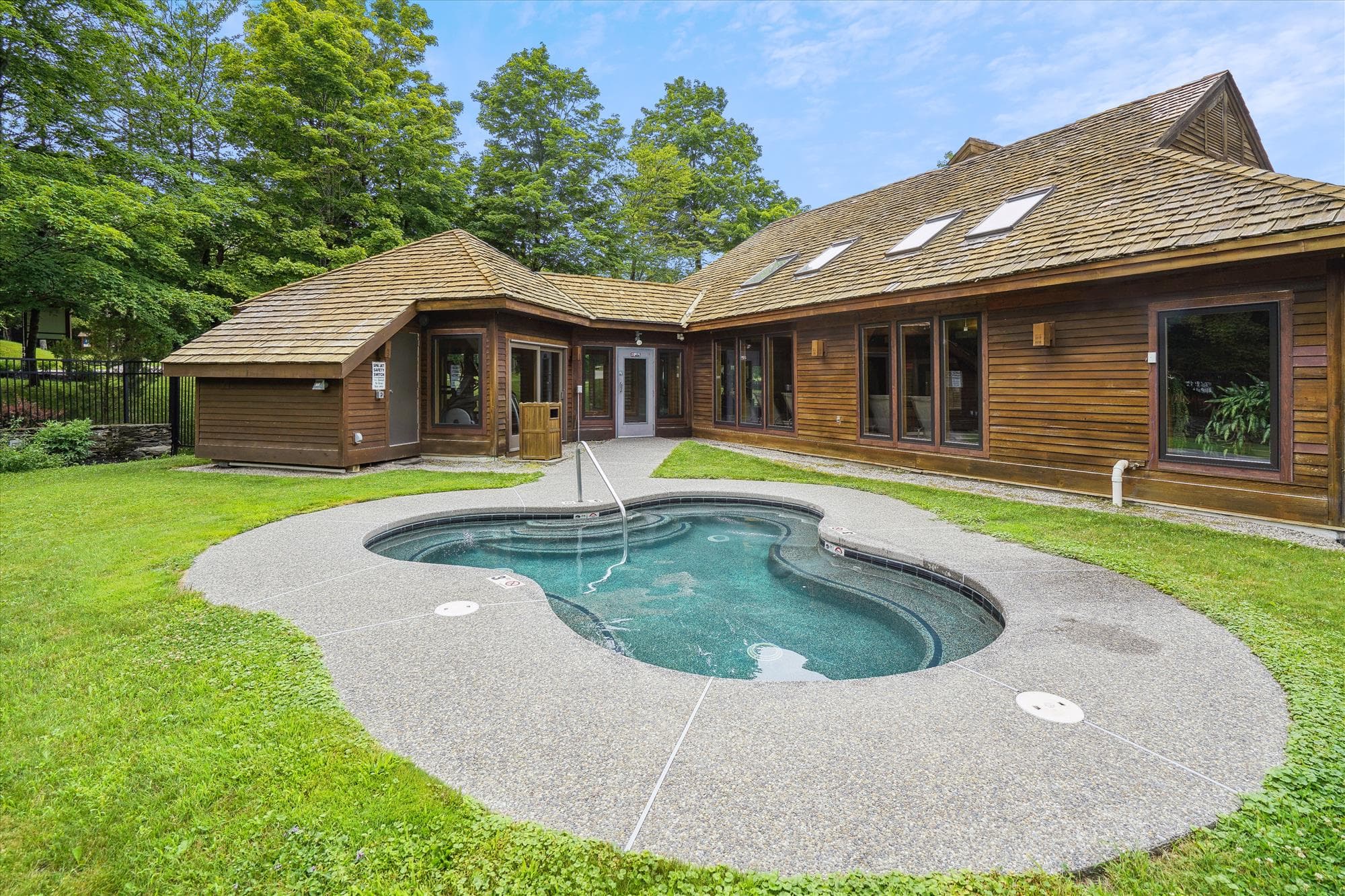 Guests have access to the Highridge Sports Center featuring an outdoor hot tub for summer enjoyment.
