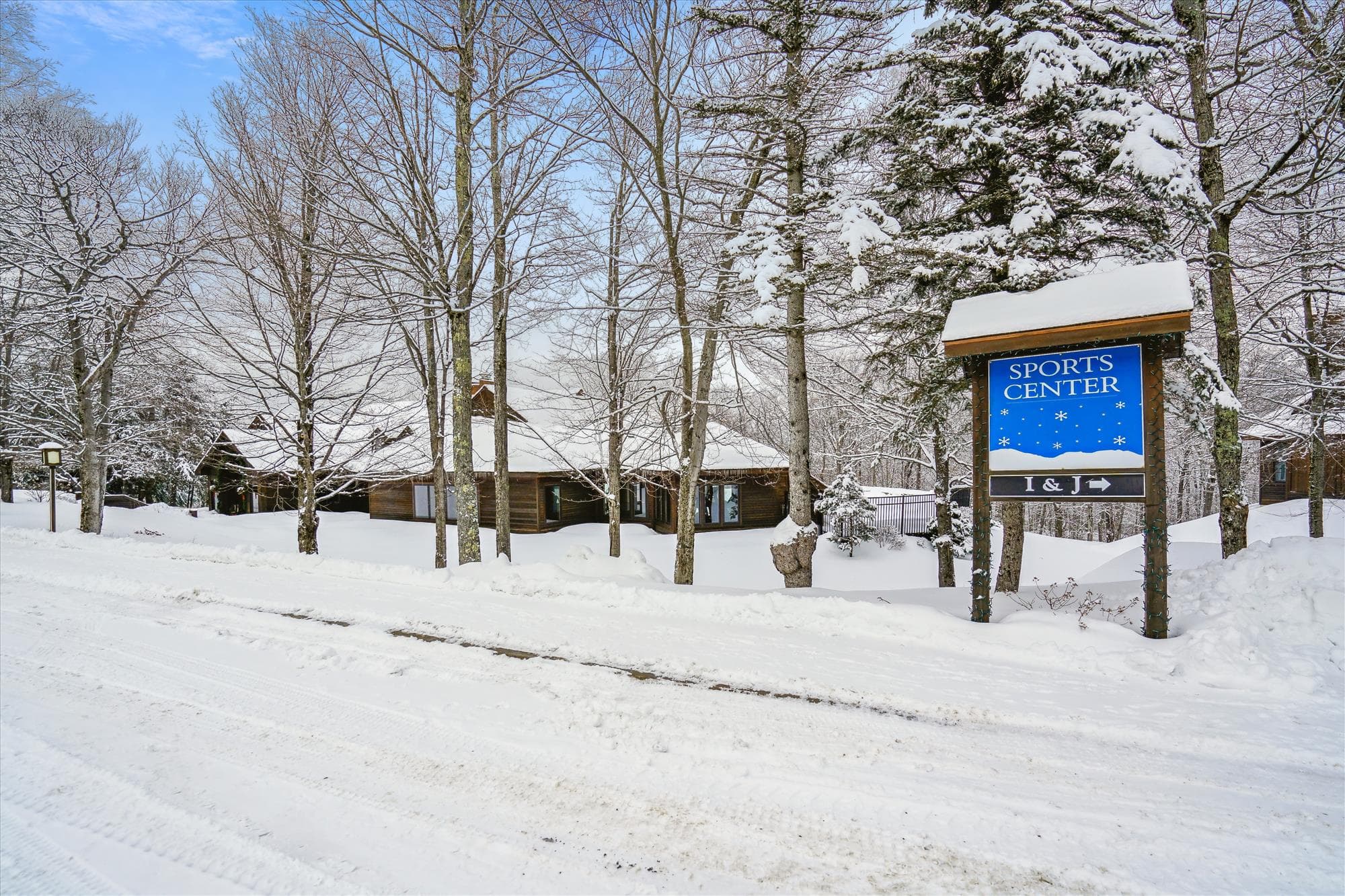 The Highridge Sports Center offers shared amenities for guests including recreation and relaxation spaces.