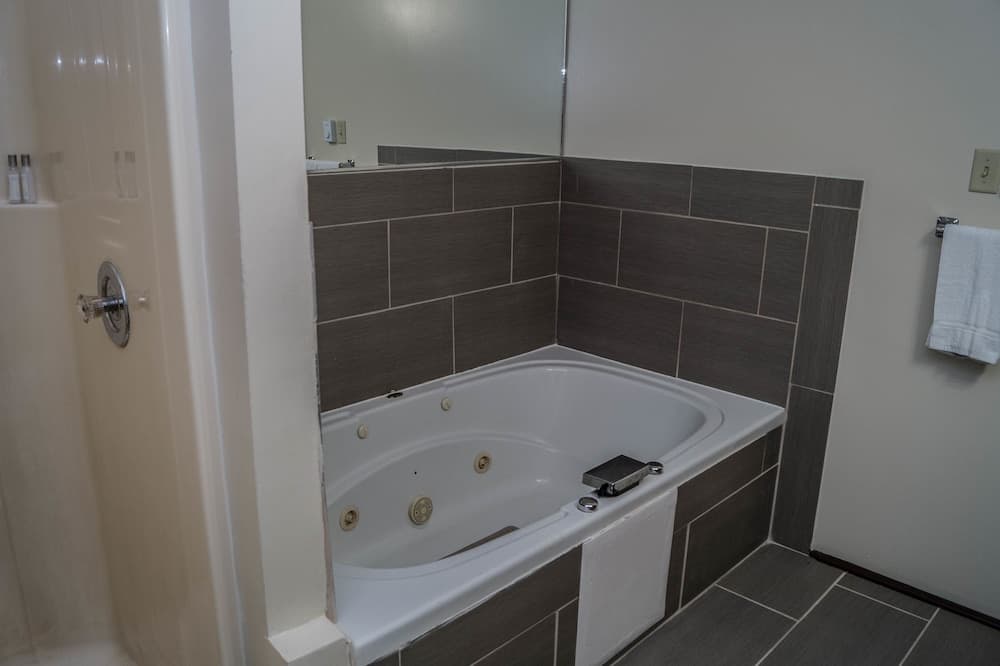 Deep Soaking Bathtub