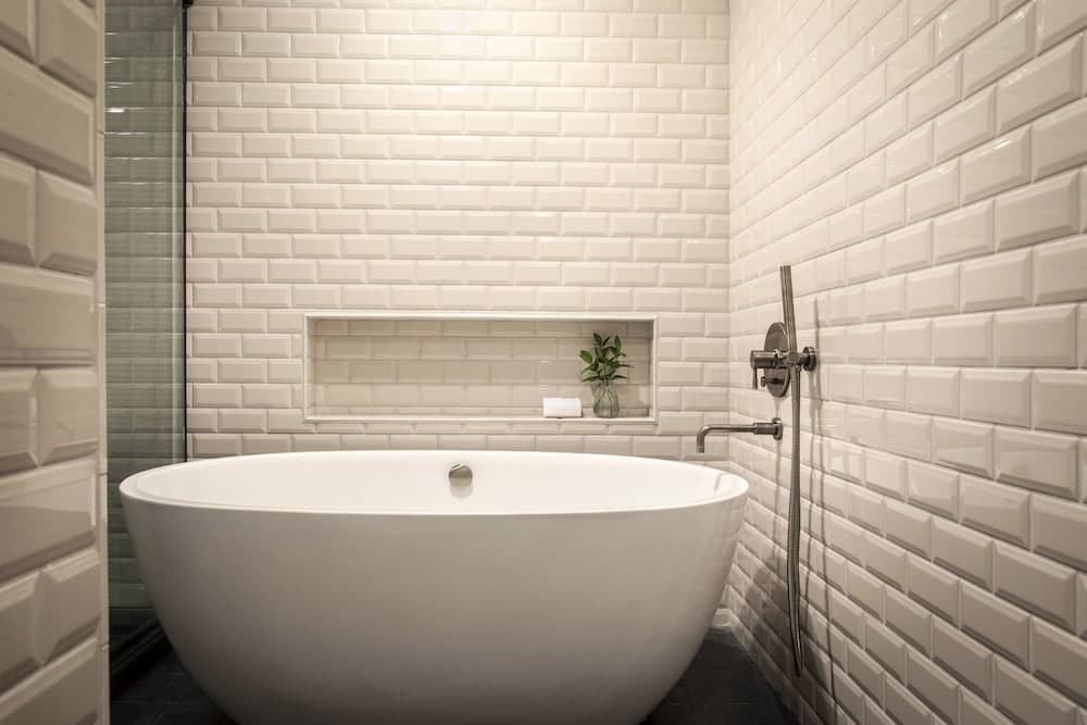 Deep soaking bathtub