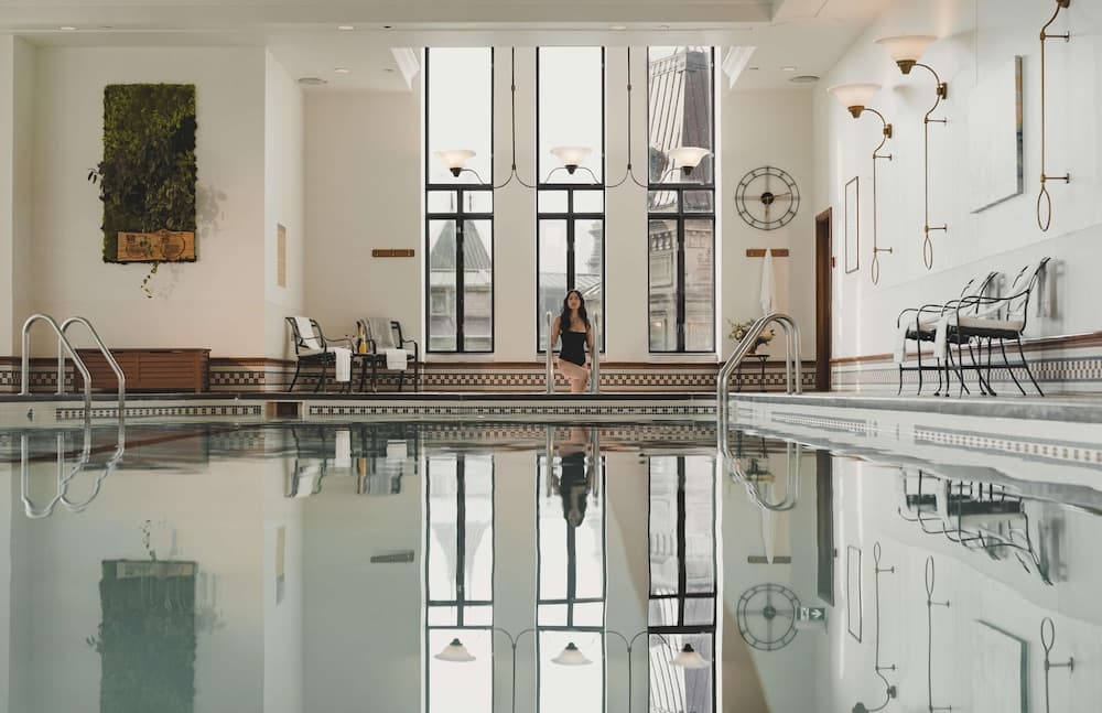 Indoor spa tub