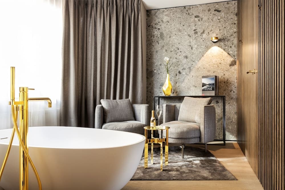Deep soaking bathtub