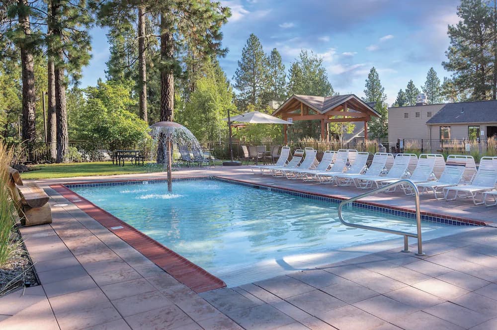 Indoor/outdoor pool