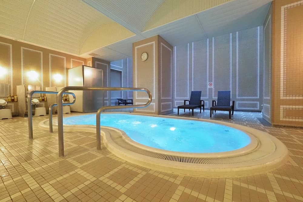 Indoor spa tub