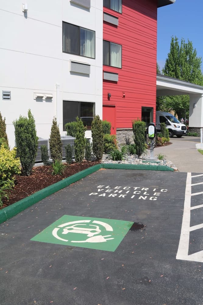 Electric vehicle charging station
