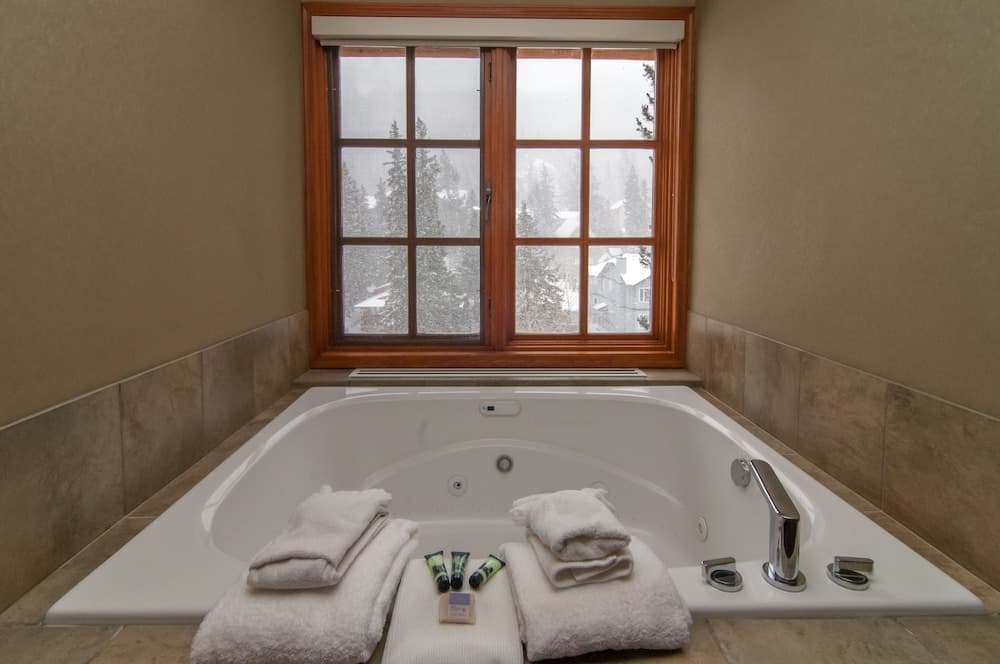 Private spa tub