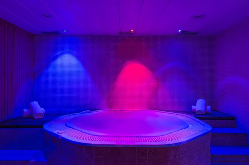 Indoor spa tub