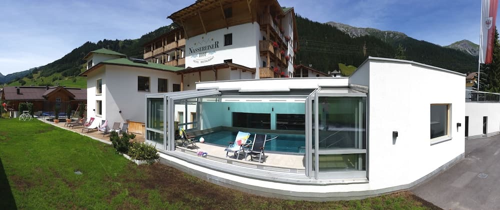 Indoor/outdoor pool
