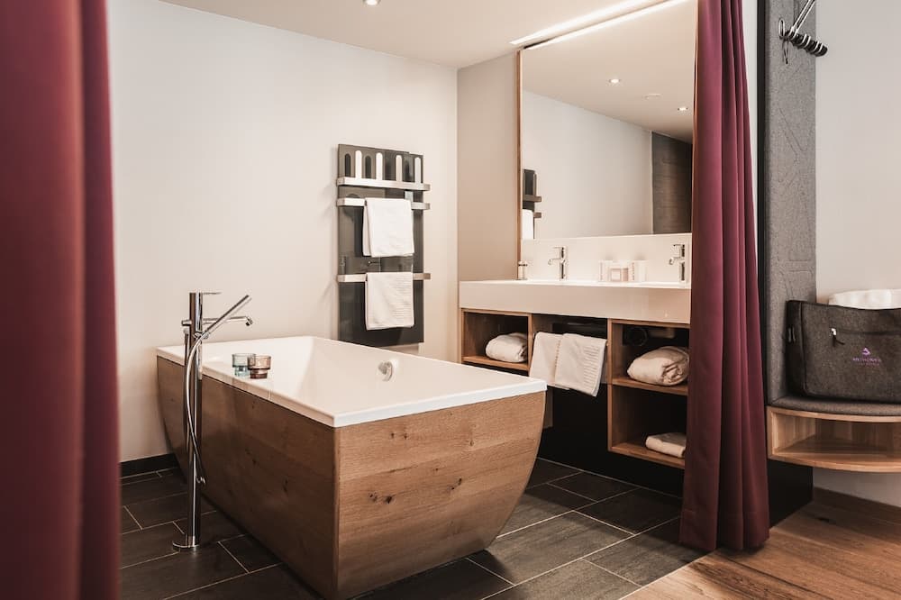 Deep soaking bathtub
