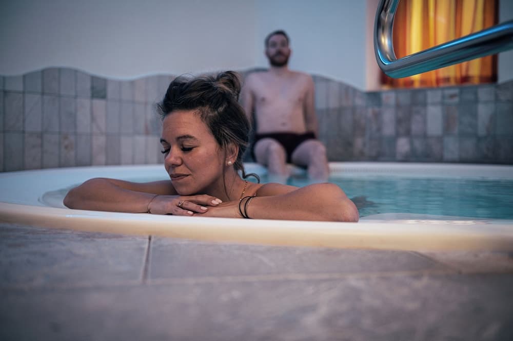 Indoor spa tub