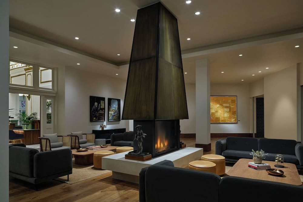 Lobby lounge