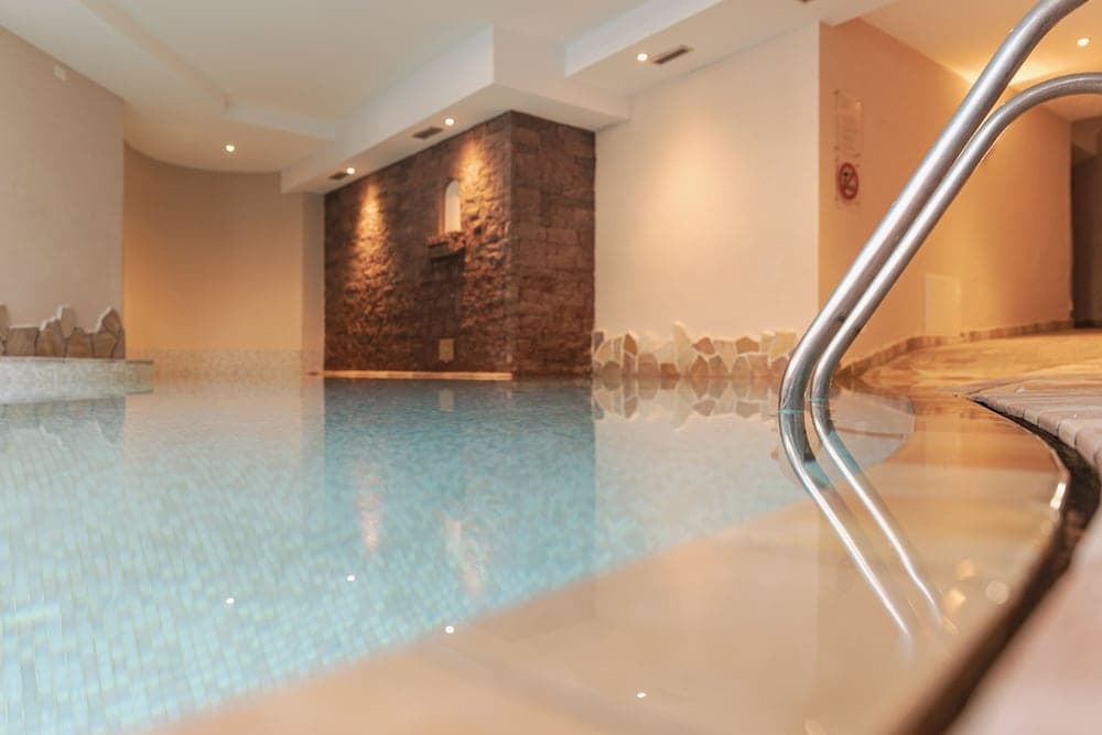 Indoor spa tub