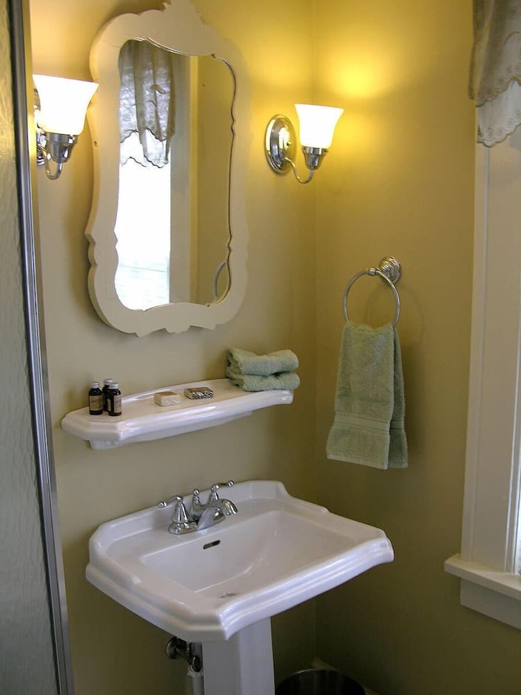 Bathroom sink