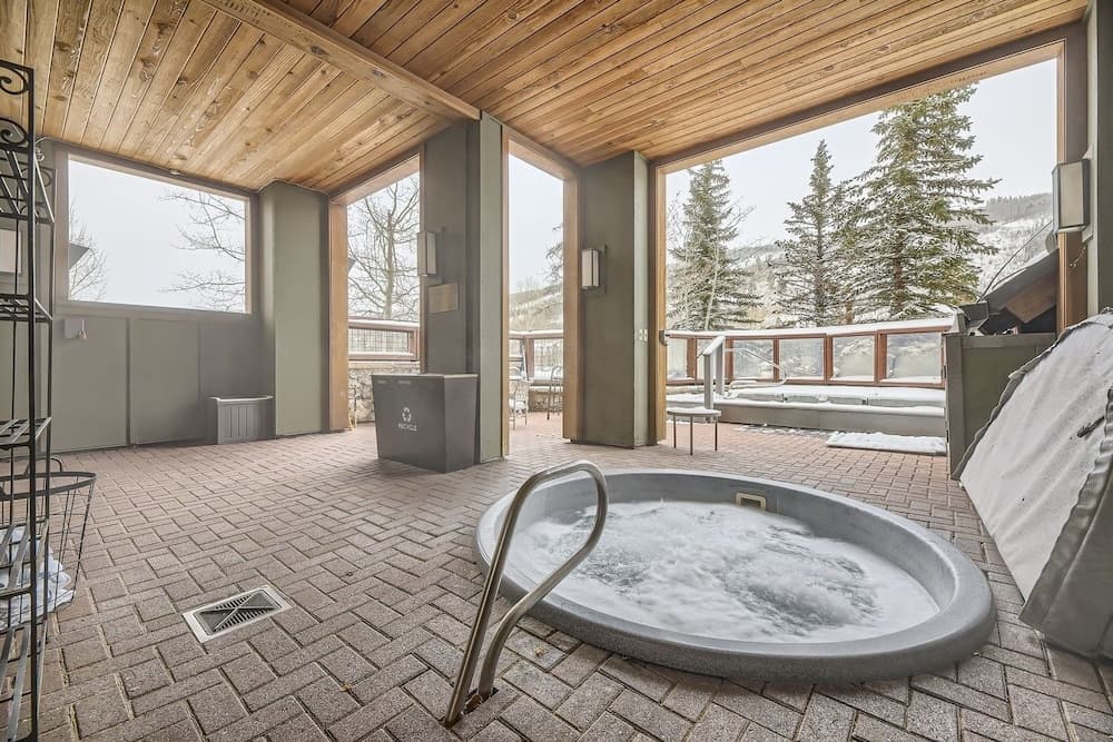 Indoor spa tub