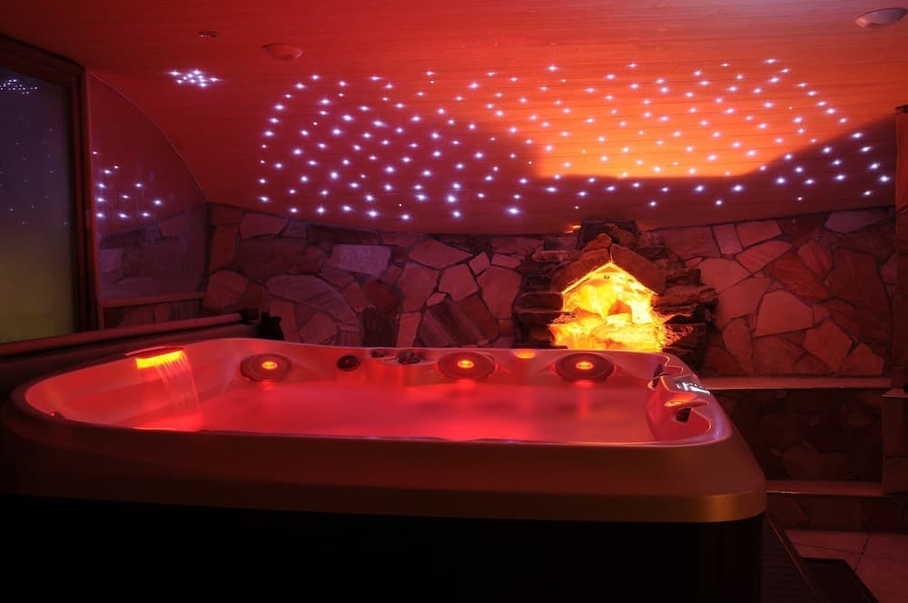 Indoor spa tub