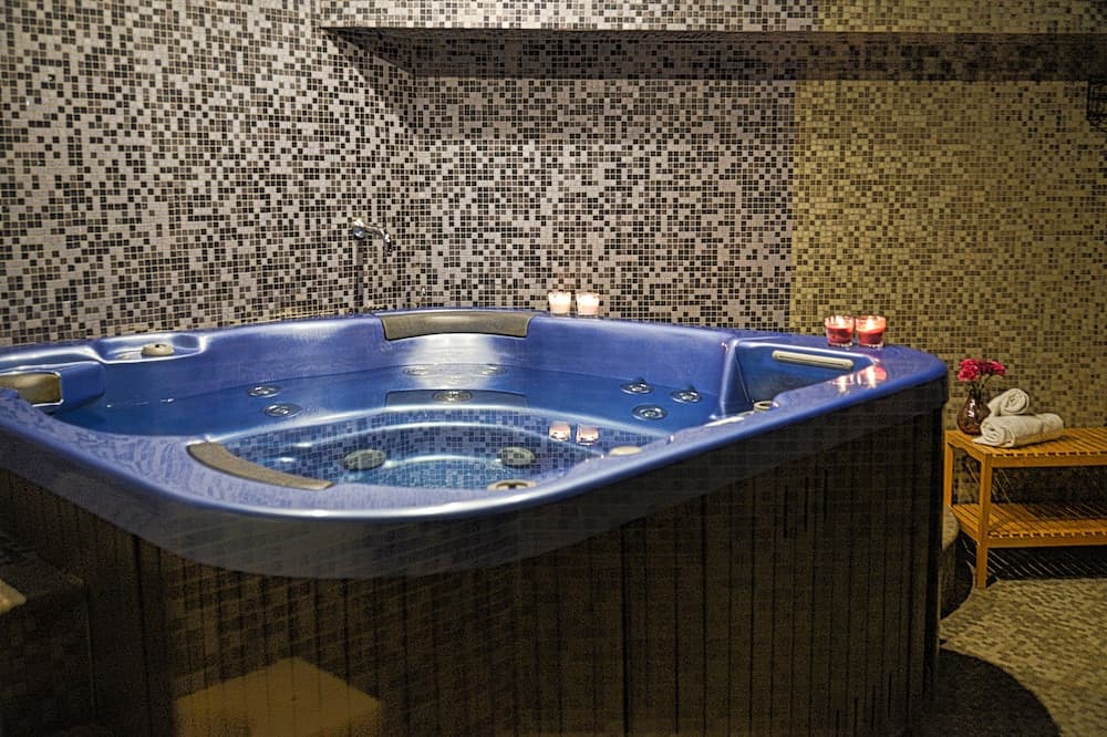Indoor spa tub