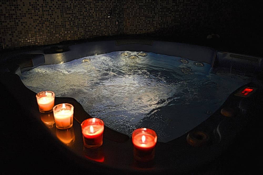Indoor spa tub