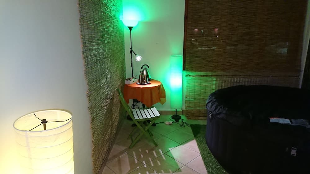 Indoor spa tub