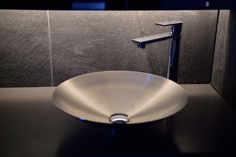 Bathroom sink