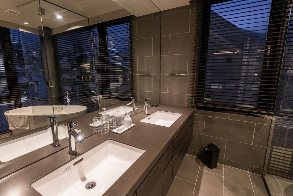 Bathroom sink