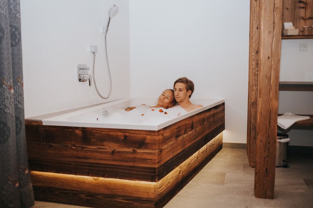 Deep soaking bathtub