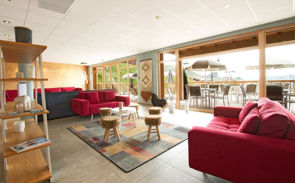 Lobby lounge