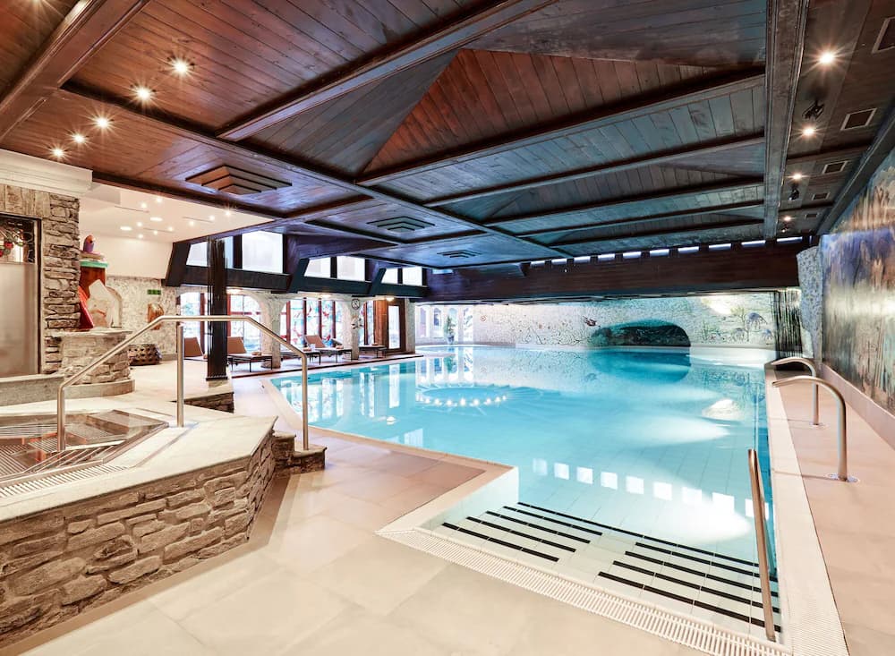 Indoor spa tub