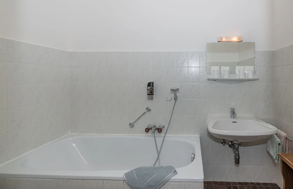 Deep soaking bathtub