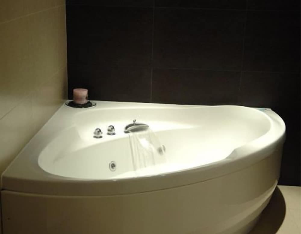 Jetted tub