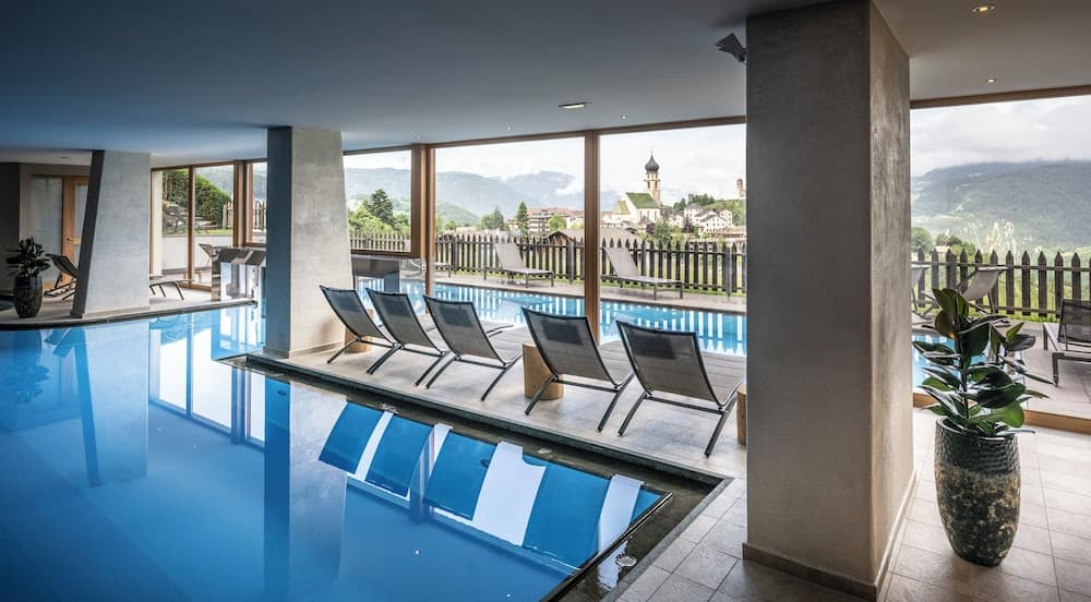 Indoor/outdoor pool