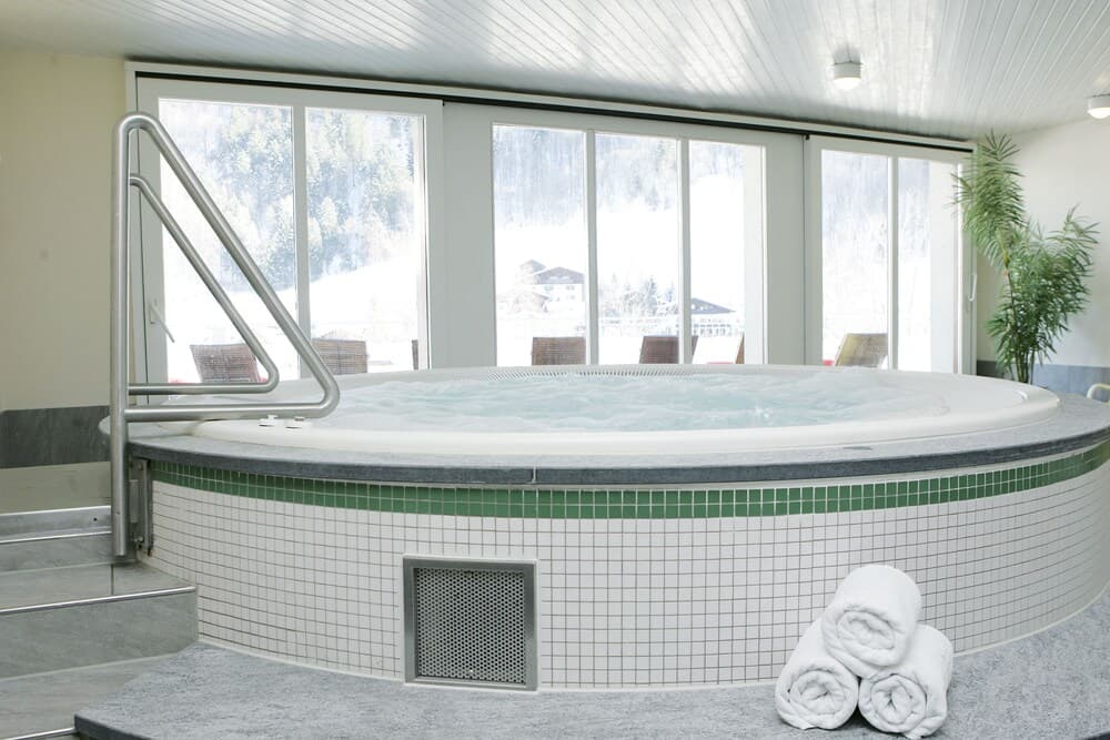 Indoor spa tub