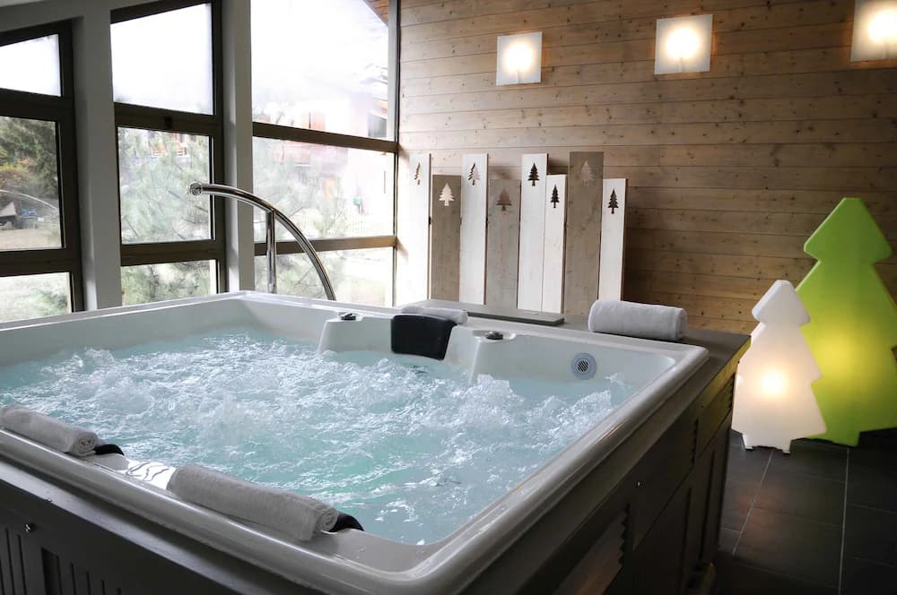 Indoor spa tub