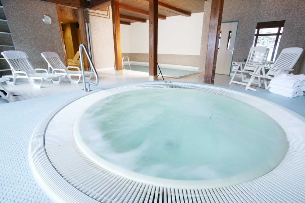 Indoor spa tub