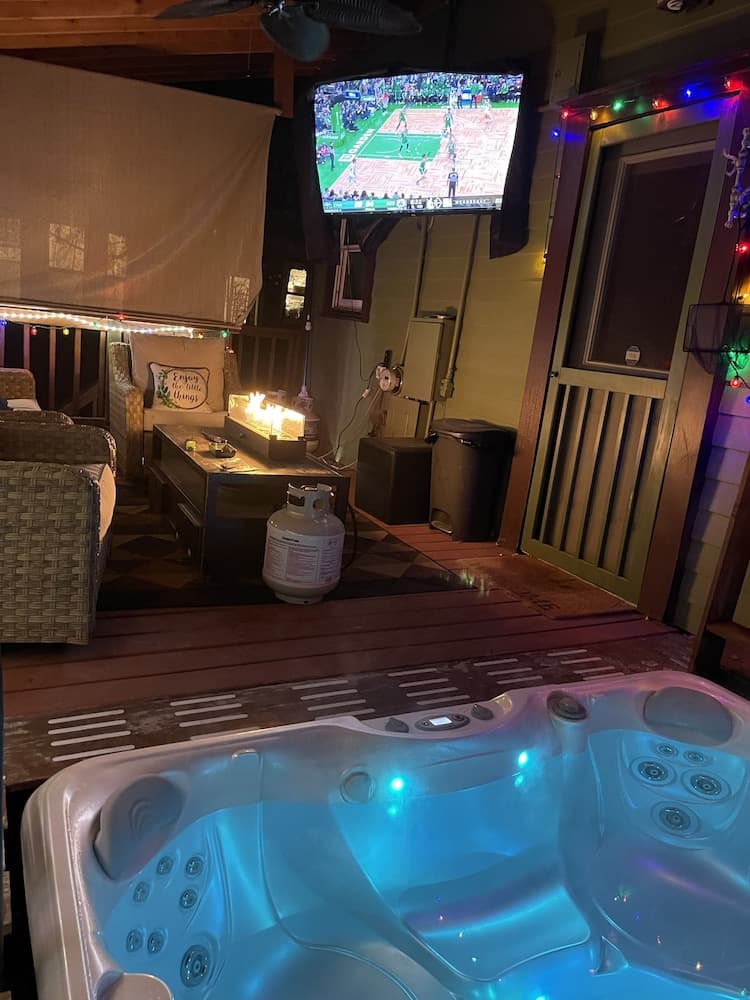 Outdoor spa tub