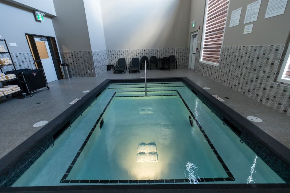 Indoor spa tub