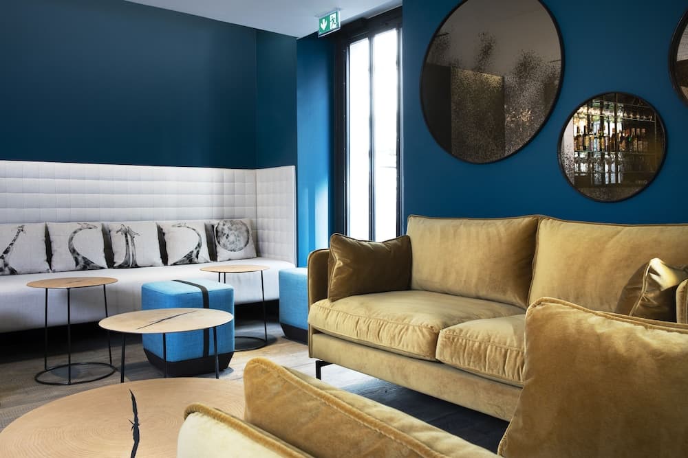 Lobby lounge