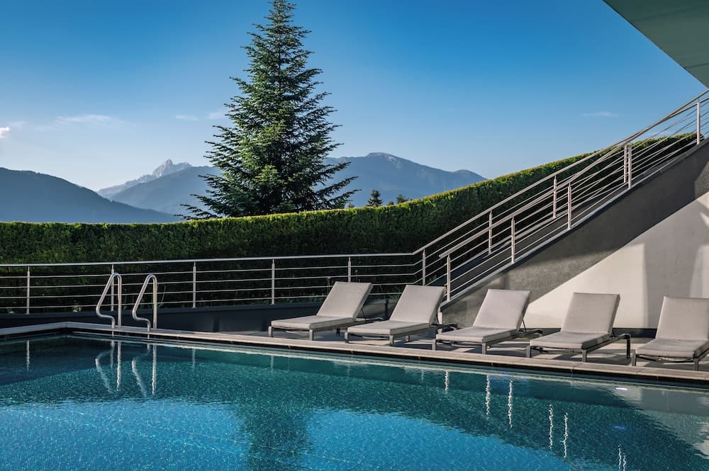 Indoor/outdoor pool