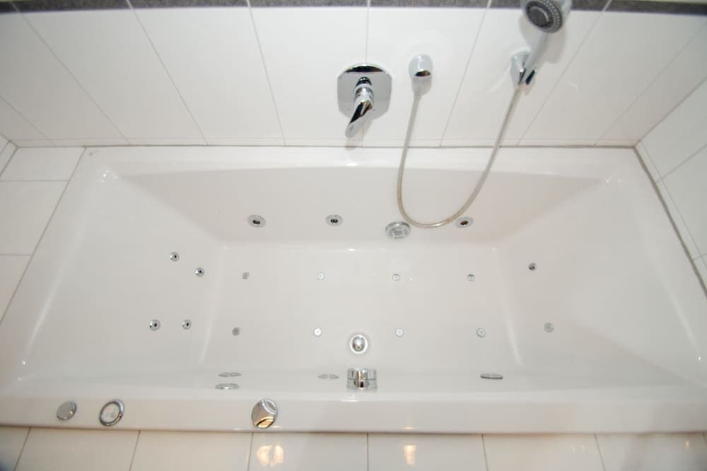 Deep soaking bathtub