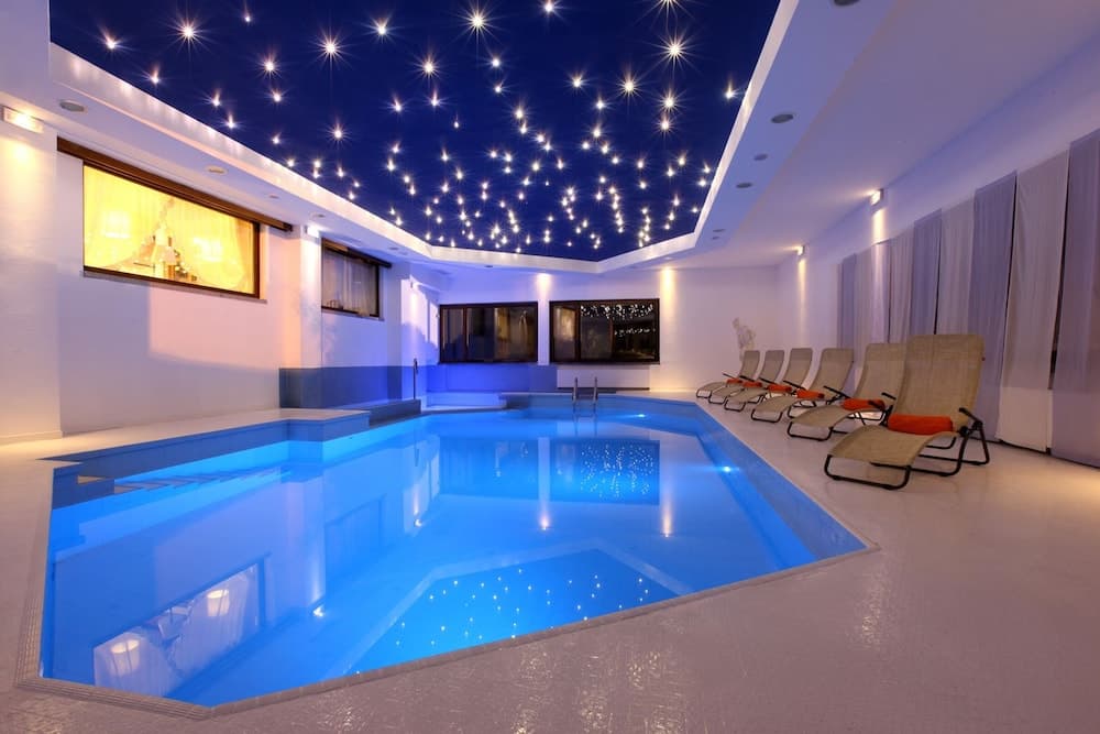 Indoor spa tub