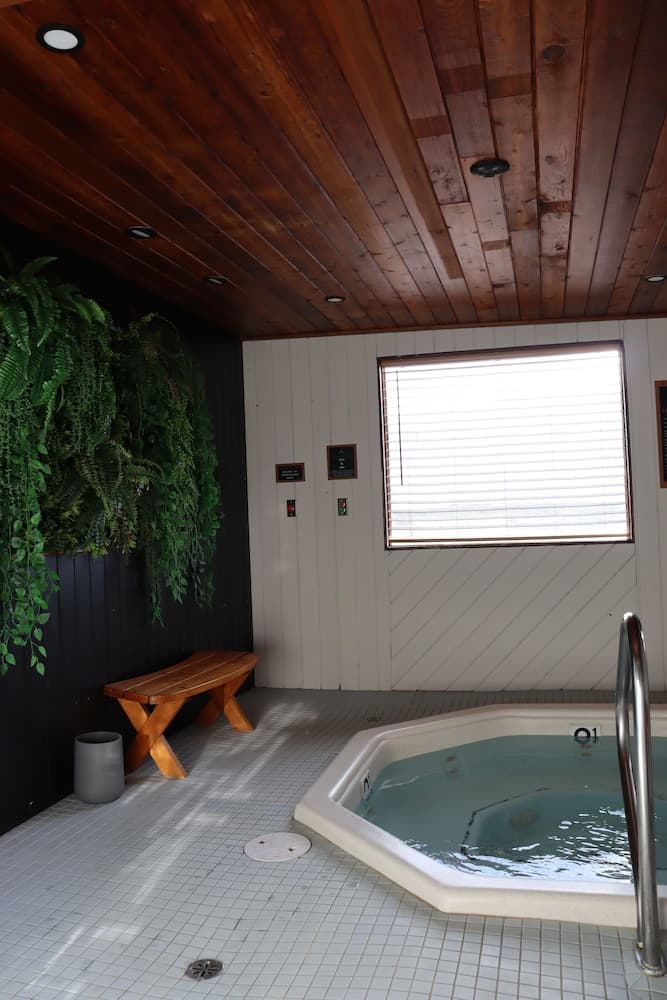 Indoor spa tub