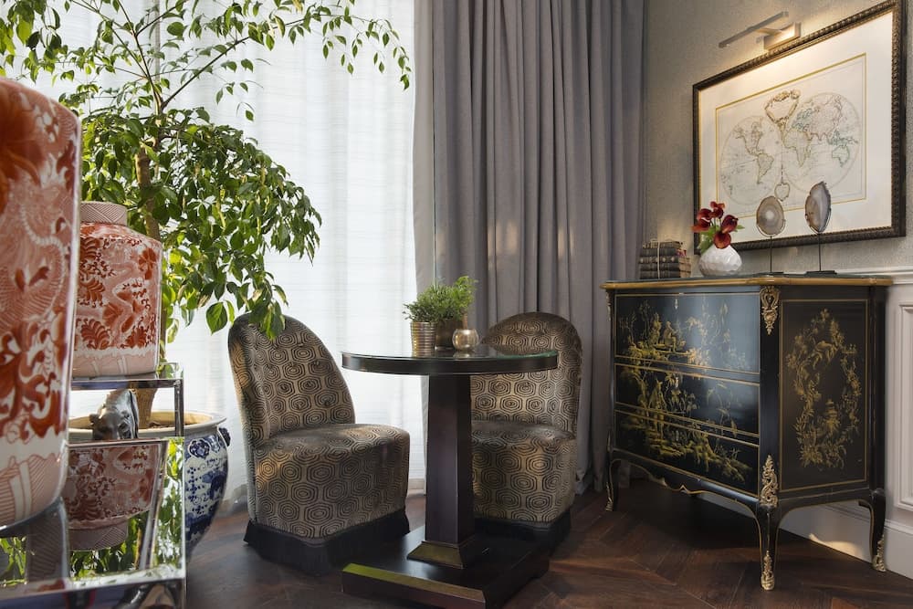 Lobby lounge