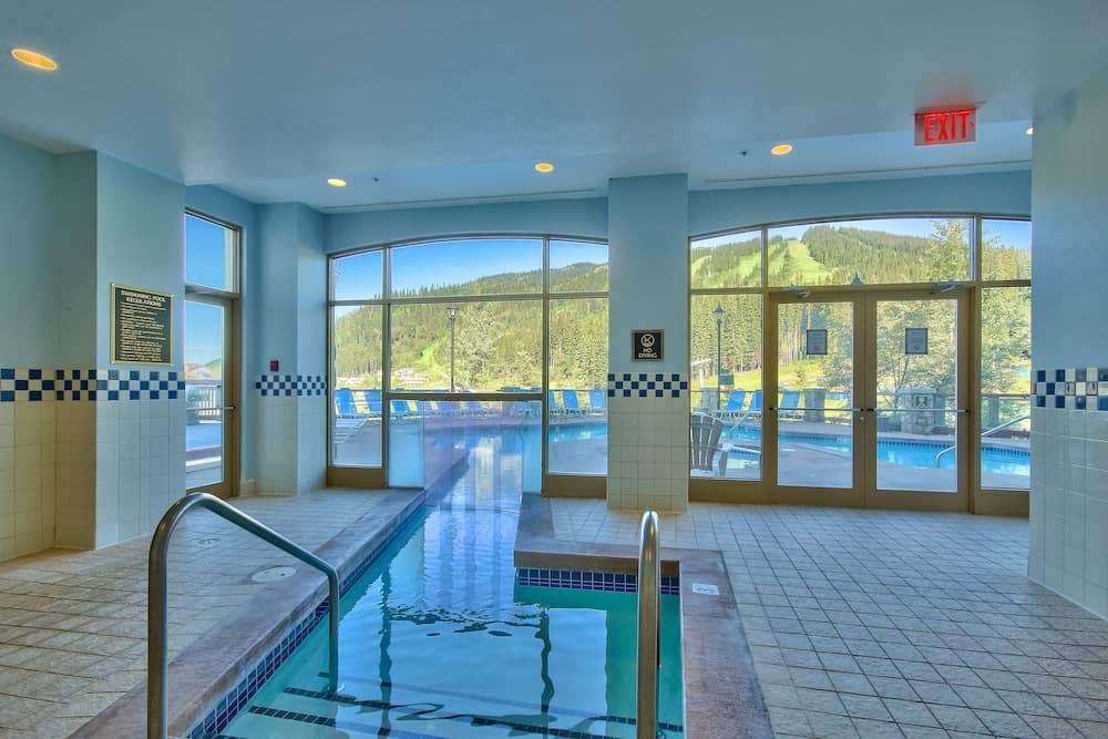 Indoor/outdoor pool