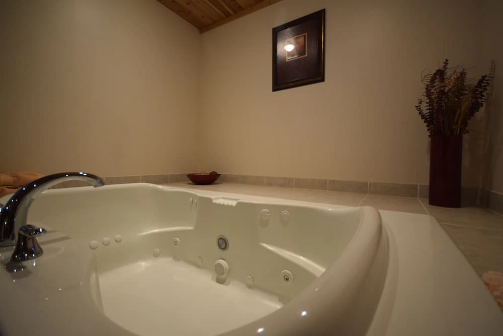 Deep soaking bathtub