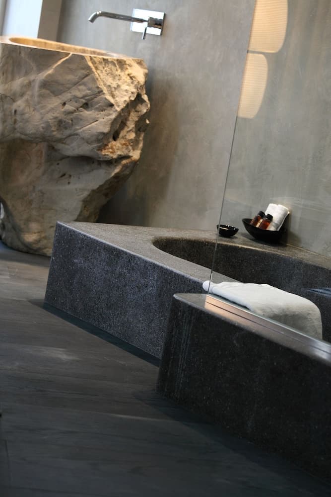 Deep soaking bathtub