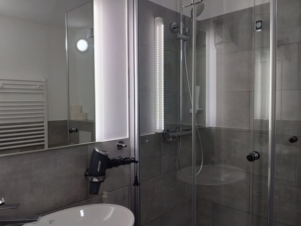 Bathroom shower