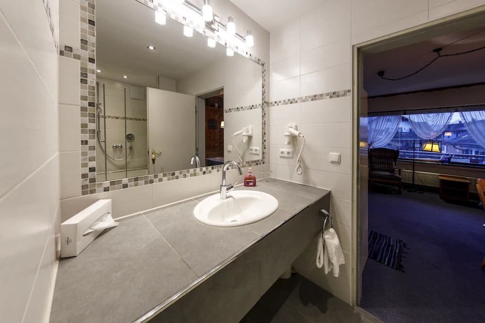 Bathroom sink