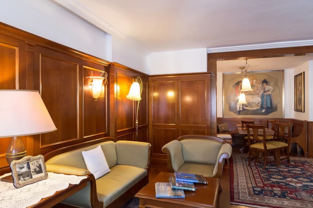 Lobby lounge
