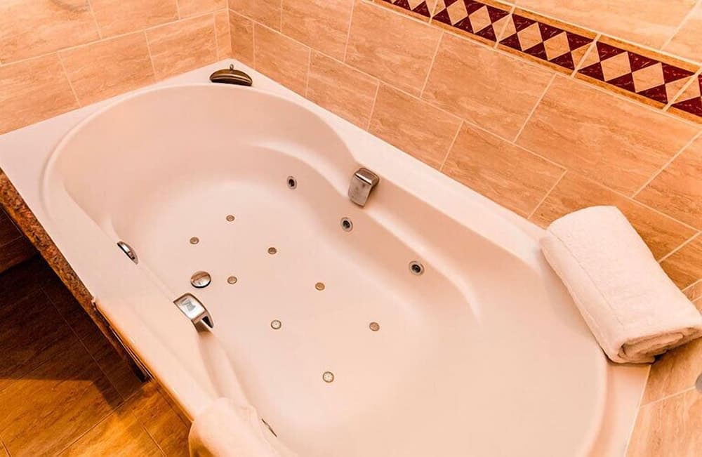 Deep soaking bathtub