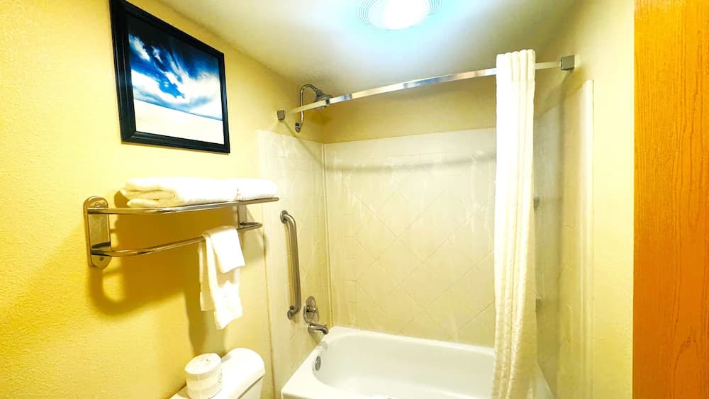 Deep soaking bathtub